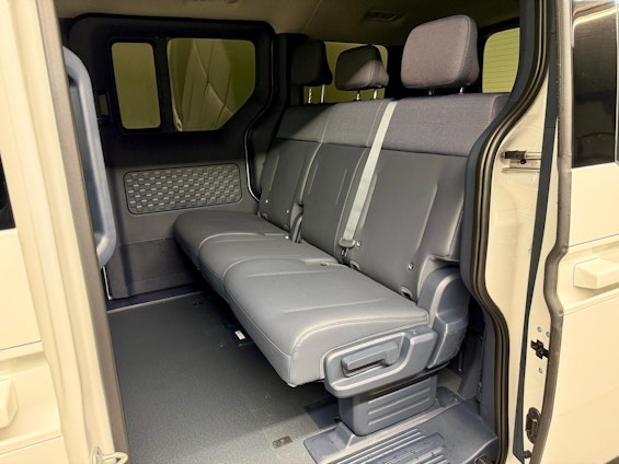 Vehicle image 19 Vehicle image 19