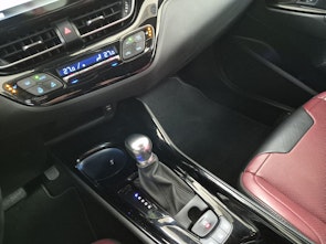 Vehicle image TOYOTA C-HR 1.8 VVTi HSD Premium / ab 3,99% Leasing bei Abschluss einer Protect Autoversicherung