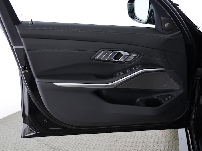 Vehicle image BMW 3 SERIES