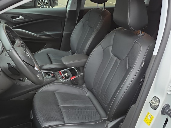 Vehicle image 16 Vehicle image 16