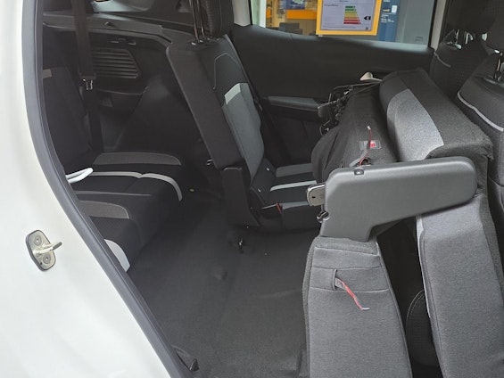 Vehicle image 18 Vehicle image 18