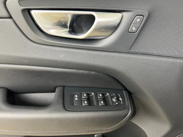 Volvo XC60 2.0 B4 MH Core AWD / ab 3,99% Leasing bei Abschluss einer Protect Autoversicherung
