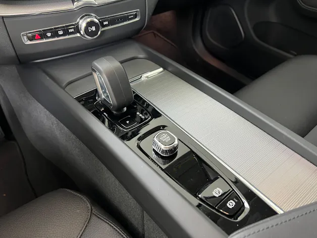 Volvo XC60 2.0 B4 MH Core AWD / ab 3,99% Leasing bei Abschluss einer Protect Autoversicherung