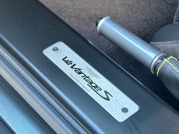 Vehicle image ASTON MARTIN V8