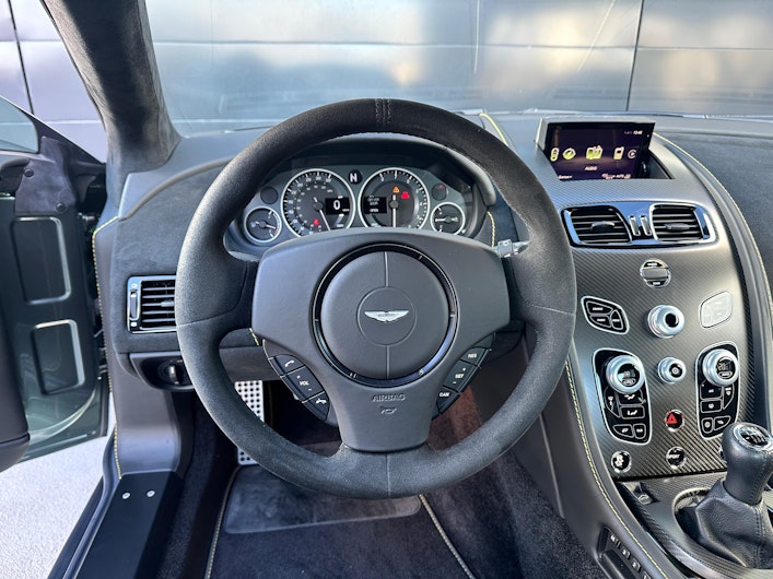 Vehicle image ASTON MARTIN V8