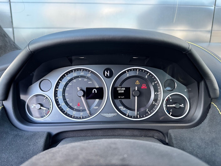 Vehicle image ASTON MARTIN V8