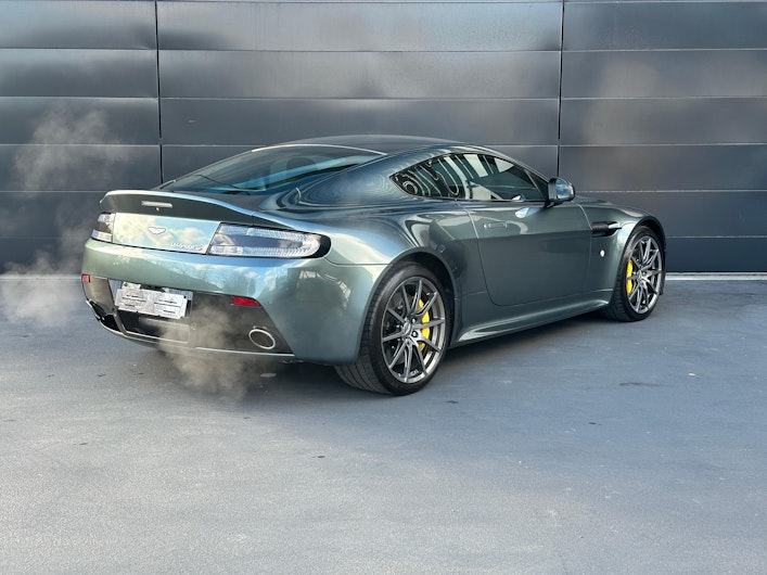 Vehicle image ASTON MARTIN V8