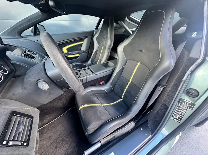 Vehicle image ASTON MARTIN V8