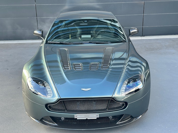 Vehicle image ASTON MARTIN V8