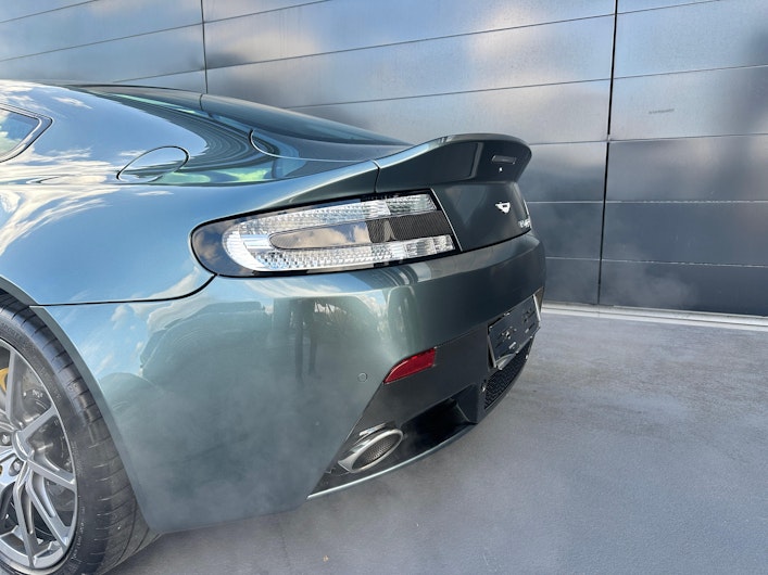 Vehicle image ASTON MARTIN V8