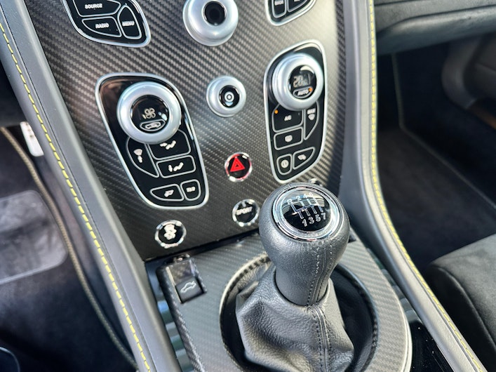 Vehicle image ASTON MARTIN V8