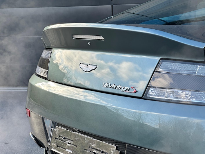 Vehicle image ASTON MARTIN V8