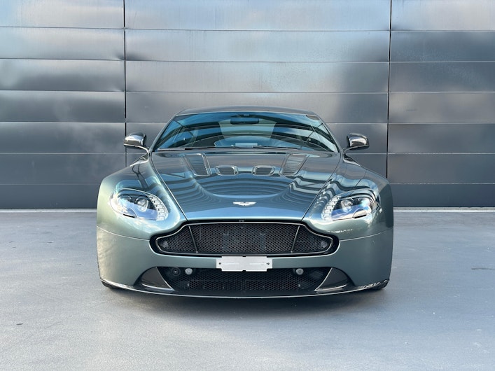 Vehicle image ASTON MARTIN V8