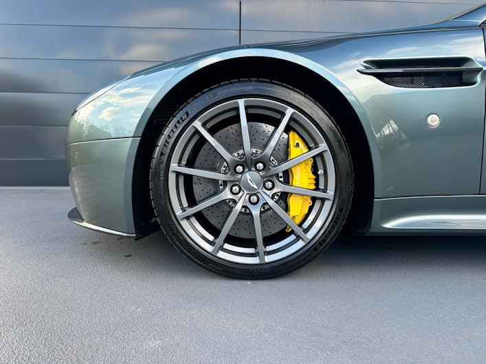 Vehicle image ASTON MARTIN V8