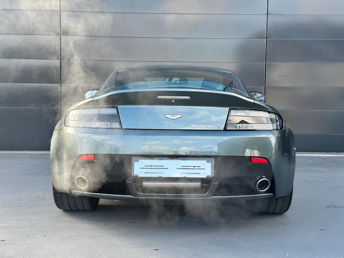 Vehicle image ASTON MARTIN V8