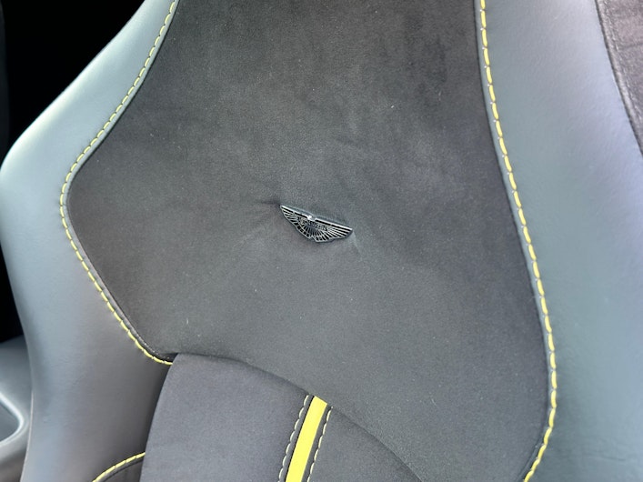 Vehicle image ASTON MARTIN V8