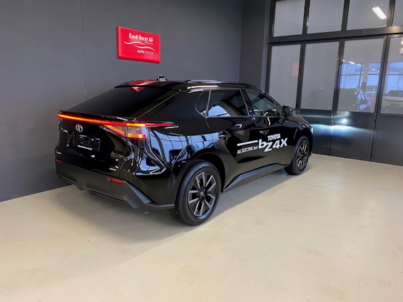 Vehicle image 17 Vehicle image 17