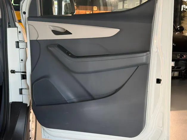 Maxus eDELIVER 3 Kastenaufbau L1H1 50kWh