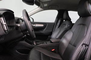 Vehicle image VOLVO XC40 2.0 B4 MH Momentum AWD