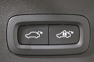 Vehicle image VOLVO XC40 2.0 B4 MH Momentum AWD