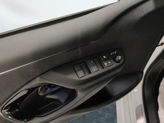 Vehicle image 16 Vehicle image 16