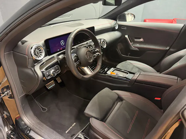 Mercedes-Benz CLA 200 - AMG / DISTRONIC / 360 Grad Kamera / Multibeam LED