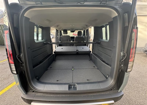 Vehicle image 6 Vehicle image 6