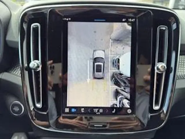 Volvo XC40 B3 Benzin Mild Hybrid Plus Dark DCT