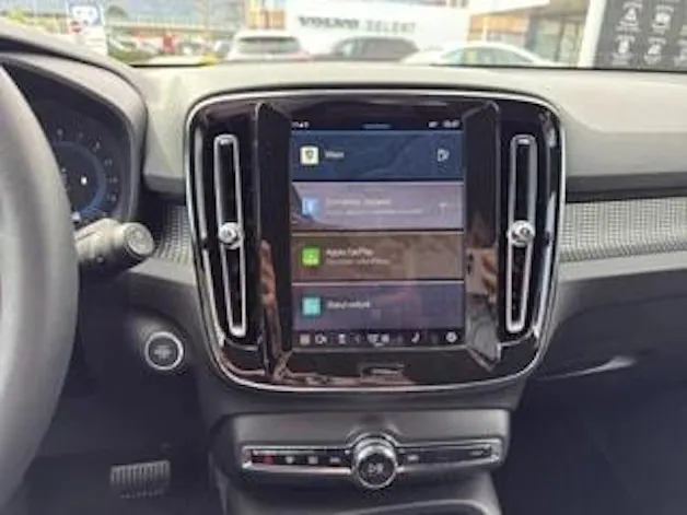 Volvo XC40 B3 Benzin Mild Hybrid Plus Dark DCT