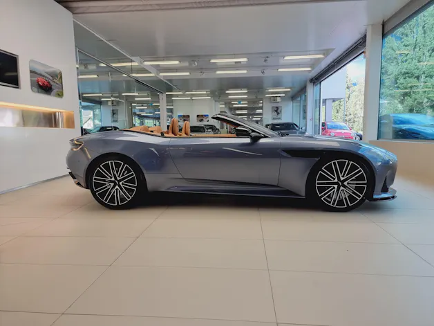 Aston Martin DB12 Volante