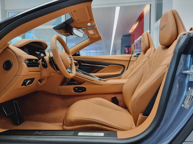 Aston Martin DB12 Volante