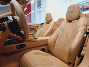 Aston Martin DB12 Volante