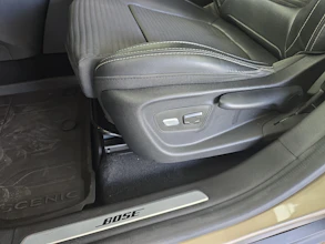 https://vehicle.imgix.net/4128366/c4f80a44-f4a3-4beb-b6da-d883c23a52ec.jpg