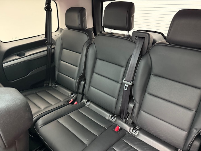 Vehicle image PEUGEOT TRAVELLER