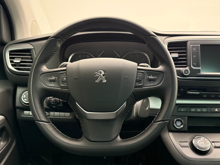 Vehicle image PEUGEOT TRAVELLER