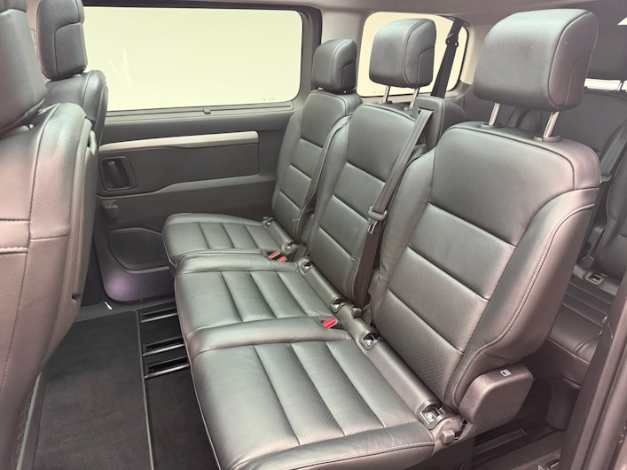 Vehicle image PEUGEOT TRAVELLER