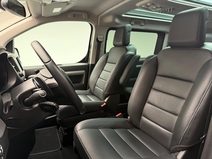 Vehicle image PEUGEOT TRAVELLER