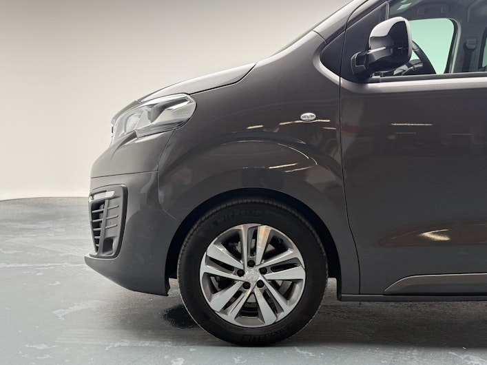 Vehicle image PEUGEOT TRAVELLER