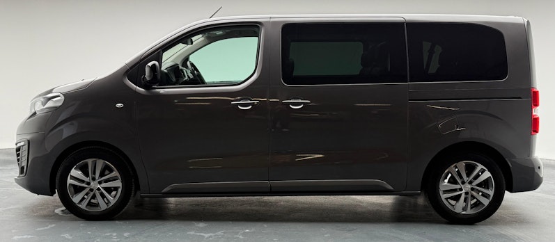 Vehicle image PEUGEOT TRAVELLER