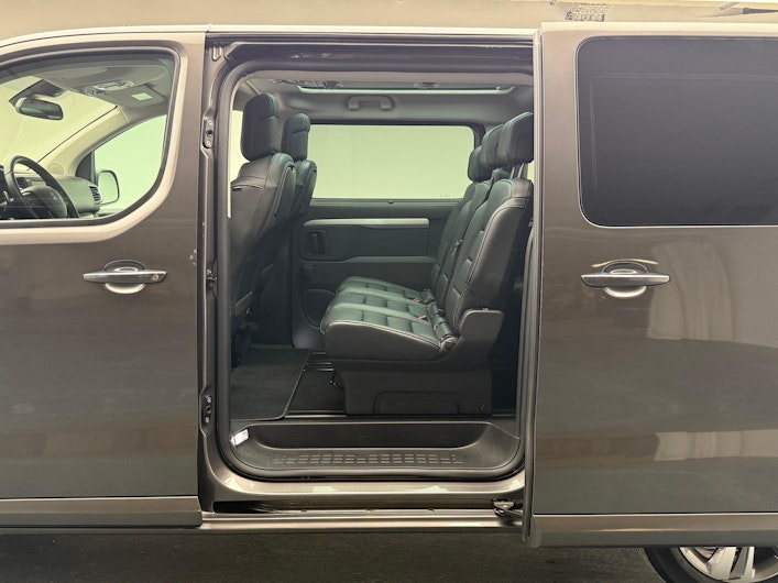 Vehicle image PEUGEOT TRAVELLER