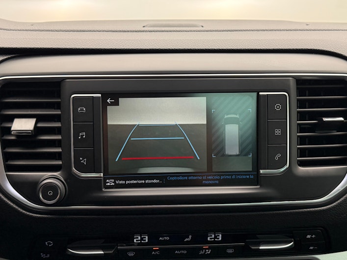 Vehicle image PEUGEOT TRAVELLER