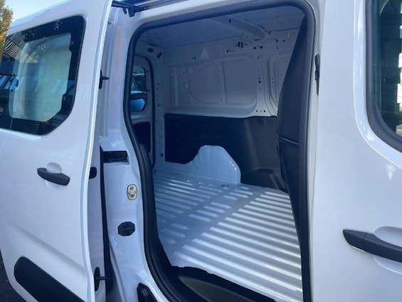 Vehicle image 6 Vehicle image 6