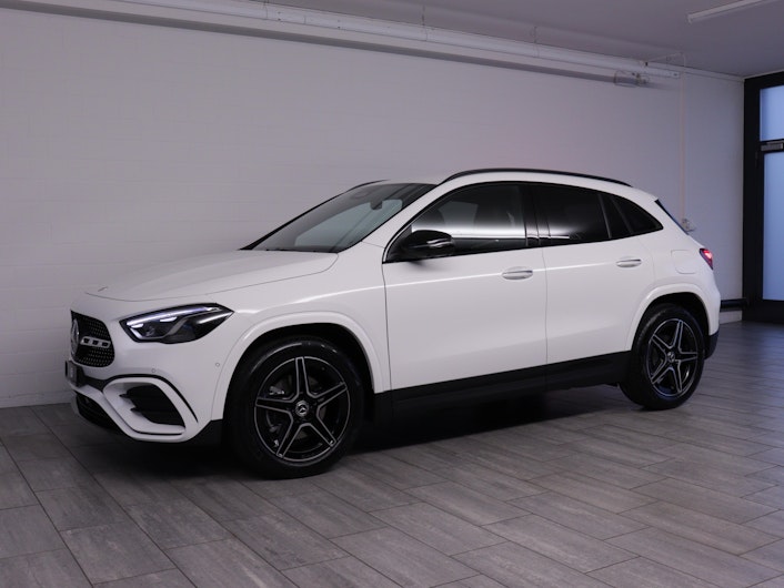 Vehicle image MERCEDES-BENZ GLA 200