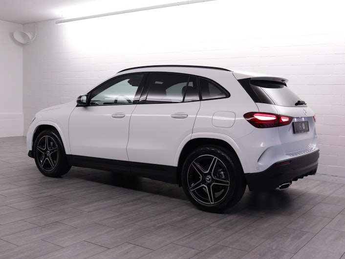 Vehicle image MERCEDES-BENZ GLA 200