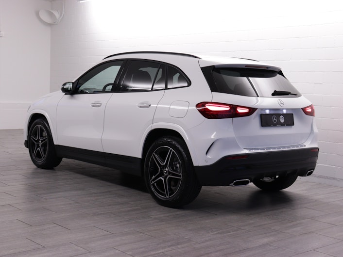 Vehicle image MERCEDES-BENZ GLA 200