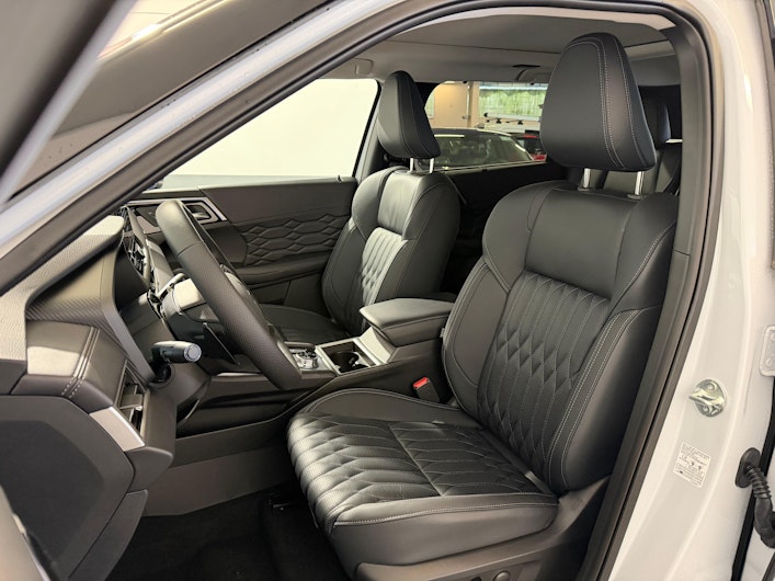 Vehicle image MITSUBISHI OUTLANDER