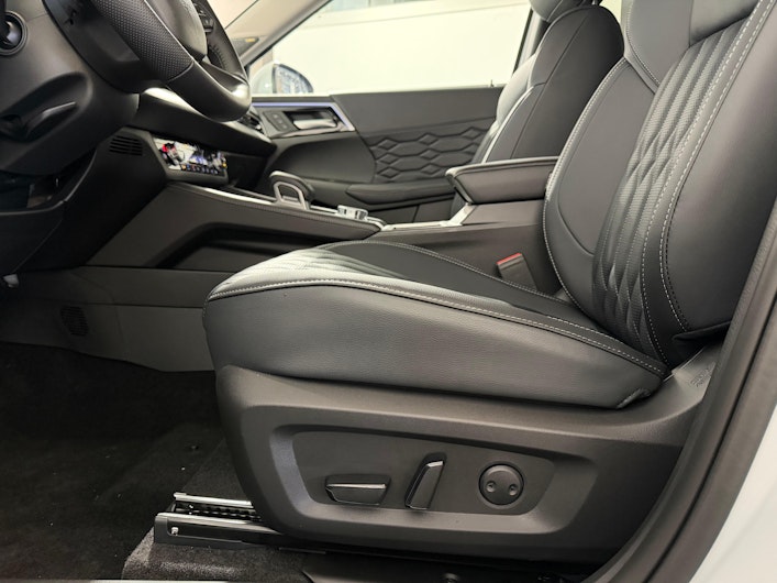 Vehicle image MITSUBISHI OUTLANDER