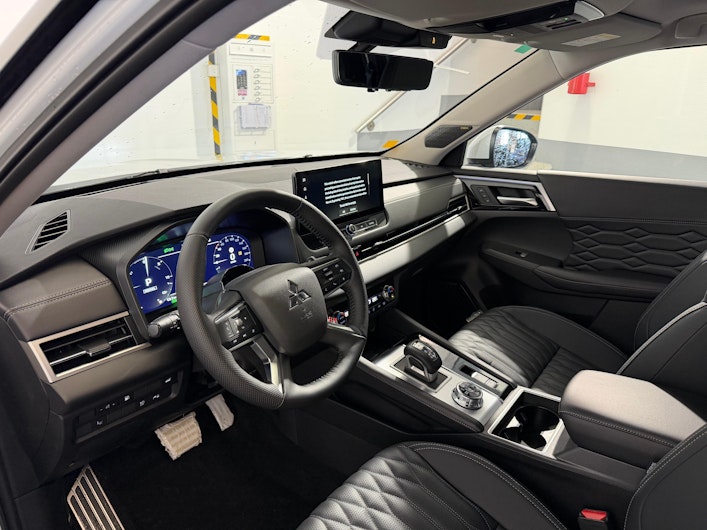 Vehicle image MITSUBISHI OUTLANDER