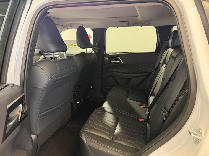 Vehicle image MITSUBISHI OUTLANDER