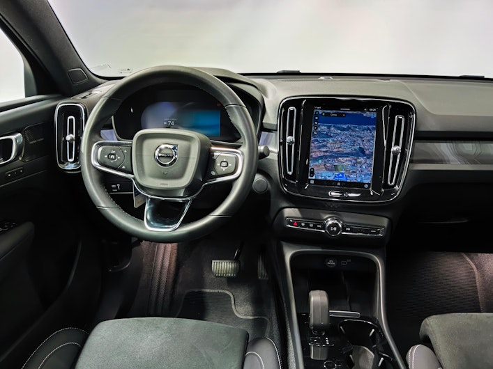 Vehicle image VOLVO C40